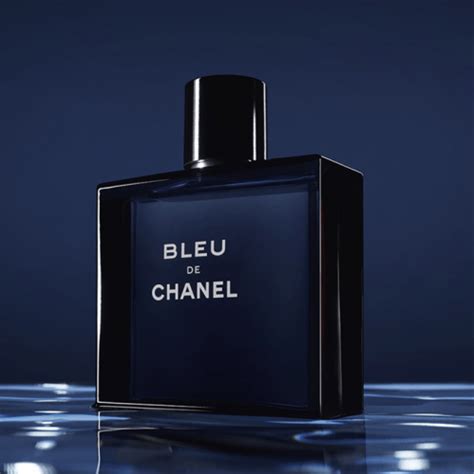 what does bleu de chanel smell like.